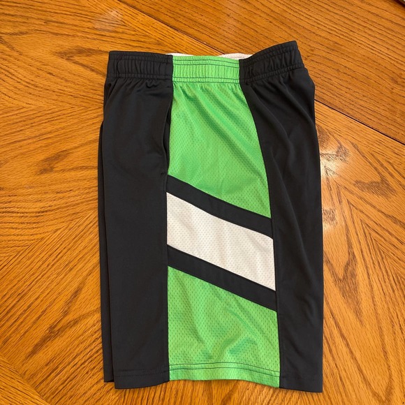 Under Armour Athletic Shorts Youth Sz YM pre-owned - Picture 6 of 8